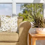 1 Bed In West Hall Oc-c32032 *
